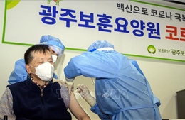 Giới chuyên gia Hàn Quốc hối thúc người mắc bệnh nền đi tiêm chủng