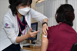 Hàn Quốc gia hạn lệnh giãn cách, triển khai tiêm vaccine cho người trên 65 tuổi