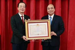 Chủ tịch nước Nguyễn Xuân Phúc trao tặng Huân chương cho nguyên lãnh đạo Bộ Xây dựng