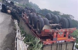 Xe container mất lái, lật ngửa trong hành lang đường sắt Bắc - Nam