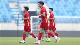 Tuyển Việt Nam tập luyện trên sân Al Maktoum trước trận đấu với Malaysia