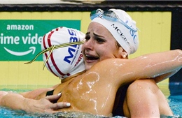 Nữ kình ngư Australia McKeown phá kỷ lục thế giới 100m bơi ngửa nữ