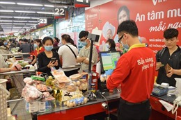 Lượng khách đến siêu thị tăng khi Hà Nội siết chặt phòng dịch COVID-19