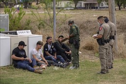 Mỹ: Bang Texas bắt đầu bắt giữ người di cư vượt biên bất hợp pháp