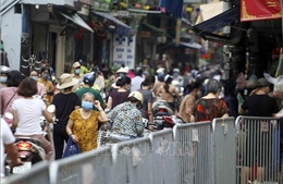 Hà Nội: Một số chợ dân sinh vẫn đông đúc trong ngày đầu thực hiện Chỉ thị 16