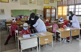 Indonesia tăng tốc tiêm chủng cho học sinh để mở lại trường học