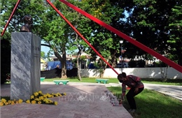 Dâng hoa tại Tượng đài Chủ tịch Hồ Chí Minh tại La Habana