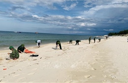 Quảng Bình: Thu gom khoảng 750kg dầu dạt vào bờ biển