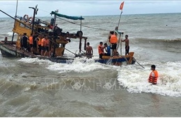 Kiên Giang: Kịp thời trục vớt tàu cá bị sóng đánh chìm trên biển