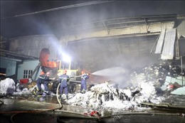 Cháy lớn thiêu rụi hàng nghìn mét vuông xưởng giấy phế liệu