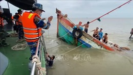 Bến Tre: Đưa 8 thuyền viên gặp nạn trên biển vào bờ an toàn