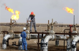 Giá dầu tăng nhẹ do các nhà đầu tư thận trọng về sự lây lan của Omicron