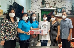 Trao tặng học bổng Nguyễn Đức Cảnh cho con công nhân hoàn cảnh khó khăn