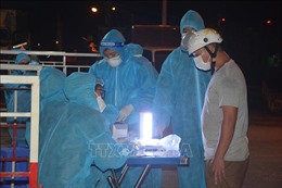 Đà Nẵng: Xuyên đêm lấy mẫu xét nghiệm cho tiểu thương tại Cảng cá Thọ Quang