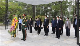 Phó Chủ tịch nước Võ Thị Ánh Xuân viếng Nghĩa trang Liệt sỹ Quốc gia tại Quảng Trị