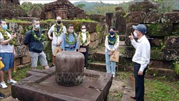 Khách du lịch quốc tế đến tham quan Di sản Văn hóa thế giới Mỹ Sơn