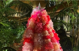 Độc đáo thiết kế váy hình cây thông Giáng sinh tại Nhật Bản