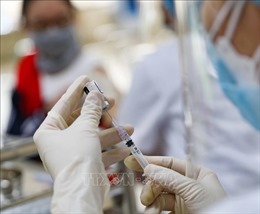 Gần 970.000 liều vaccine phòng COVID-19 do Pháp viện trợ về đến Việt Nam