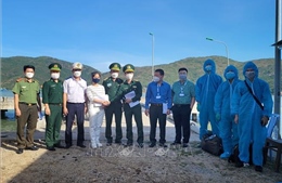 Bộ đội Biên phòng Bình Định bàn giao 3 thuyền viên nước ngoài gặp nạn trên biển