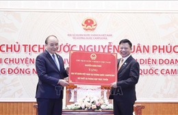 Chủ tịch nước Nguyễn Xuân Phúc thăm cán bộ nhân viên Đại sứ quán, cộng đồng người Việt Nam tại Campuchia