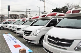 Các tổ chức Hàn Quốc bàn giao 8 xe cứu thương hỗ trợ Việt Nam phòng chống dịch COVID-19
