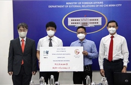 Tiếp nhận khẩu trang y tế do tỉnh Gangwon (Hàn Quốc) trao tặng các tỉnh phía Nam