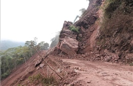Điện Biên: Quốc lộ 4H bị tê liệt nhiều giờ do sự cố sạt lở từ vách núi