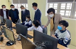 Trao tặng phòng máy tính cho học sinh Hà Nội