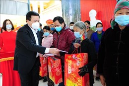 Giám đốc Học viện Chính trị quốc gia Hồ Chí Minh thăm, tặng quà Tết tại Tuyên Quang 