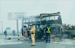 Ô tô khách tự bốc cháy trong làn dừng khẩn cấp trên cao tốc Pháp Vân- Cầu Giẽ
