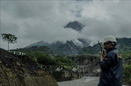 Hàng trăm người sơ tán do núi lửa phun trào tại Indonesia