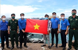 Trao tặng cờ Tổ quốc cho ngư dân huyện đảo Phú Quý