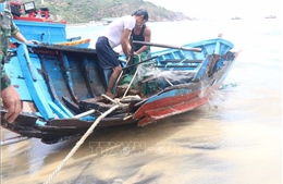 Trục vớt ghe thuyền của ngư dân Bình Định bị chìm