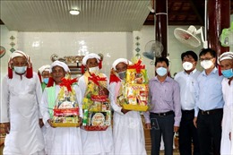Bình Thuận: Thăm và chúc Tết Ramưwan đồng bào Chăm theo đạo Bà Ni