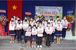 Thanh niên TTXVN vận động tặng sách vở cho học sinh nghèo hiếu học tại Tây Ninh