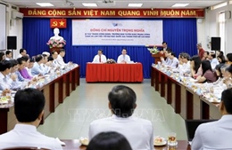 Đồng chí Nguyễn Trọng Nghĩa làm việc với Ban Giám đốc ĐH Quốc gia TP Hồ Chí Minh