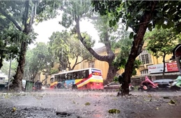 Hà Nội: Mưa lớn đầu giờ sáng, nhiều tuyến đường ngập úng, ùn tắc cục bộ