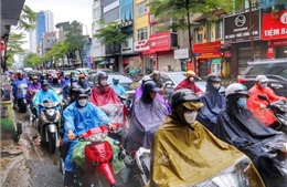 Hà Nội: Mưa to đúng giờ đi làm khiến nhiều tuyến phố bị ùn tắc