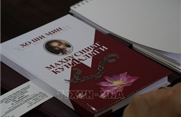 Tập thơ &#39;Nhật ký trong tù&#39; của Bác Hồ được dịch sang tiếng Uzbek