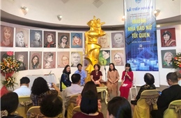 Trao tặng 100 bức tranh chân dung các nữ nhà báo cho Bảo tàng Phụ nữ Việt Nam