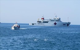 Tàu bệnh viện di động của Hải quân khám, cấp phát thuốc miễn phí cho người dân Phú Yên