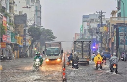 Nhiều tuyến đường TP Hồ Chí Minh ngập sâu sau cơn mưa lớn