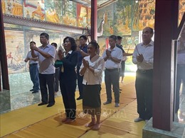 Lễ dâng hương tại LuangPrabang tưởng nhớ các anh hùng liệt sỹ Việt Nam