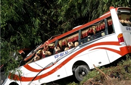 Vụ xe khách rơi xuống đèo ở Bình Thuận: Hỗ trợ đưa 23 nạn nhân đi cấp cứu