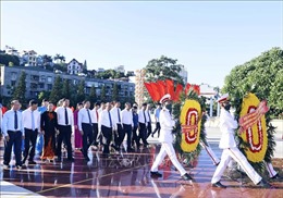 Chủ tịch nước dâng hương tại Đài tưởng niệm các Anh hùng liệt sỹ tỉnh Quảng Ninh
