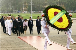Toàn quyền Australia David Hurley vào Lăng viếng Chủ tịch Hồ Chí Minh