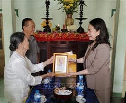 Phó Chủ tịch nước Võ Thị Ánh Xuân thăm mẹ Việt Nam Anh hùng tại Bến Tre