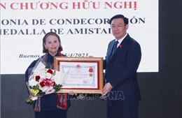 Chủ tịch Quốc hội trao tặng Huân chương Hữu nghị cho Viện văn hoá Argentina – Việt Nam
