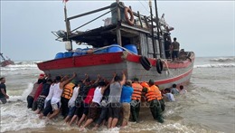 Cứu hộ 2 tàu cá bị ảnh hưởng của dông lốc ở Thừa Thiên - Huế