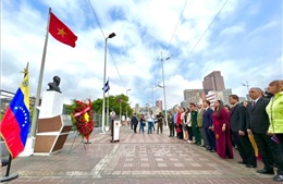 Trang trọng dâng hoa tưởng nhớ Bác Hồ tại Singapore và Venezuela